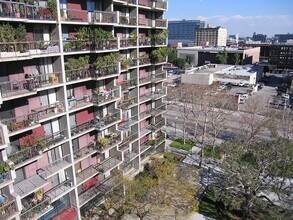 255 S Hill St in Los Angeles, CA - Building Photo - Building Photo