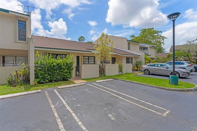 10830 SW 72nd St in Miami, FL - Building Photo - Building Photo