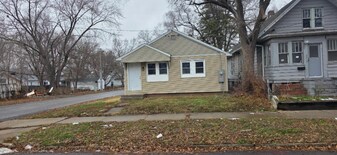 2217 W Marquette St in Peoria, IL - Building Photo