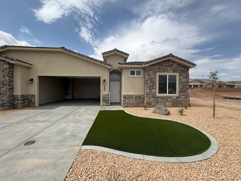 583 N 3050 E in Hurricane, UT - Building Photo