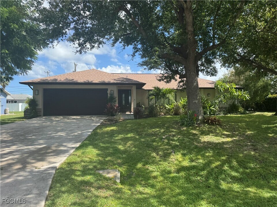 2211 SW 14th Pl in Cape Coral, FL - Building Photo
