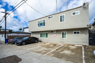 1215 Hornblend St in San Diego, CA - Foto de edificio - Building Photo