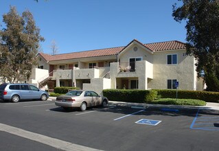 Mira Vista Senior Apartments in Camarillo, CA - Foto de edificio - Building Photo
