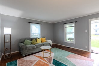 5596 Oak St in Kings Mills, OH - Foto de edificio - Building Photo