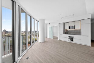 1 Fairview Rd E in Mississauga, ON - Building Photo