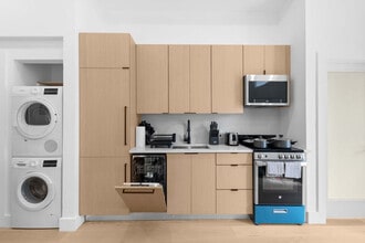 19 St Marks Pl in New York, NY - Building Photo - Building Photo