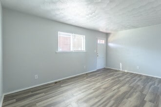 Pembroke Pines Apartments in Hampton, VA - Foto de edificio - Building Photo