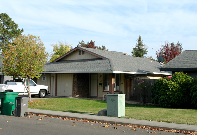 402 Lincoln Ave in Cotati, CA - Building Photo - Building Photo