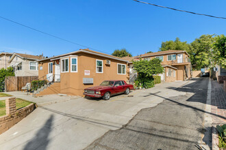 10230 Fernglen Ave in Tujunga, CA - Foto de edificio - Building Photo