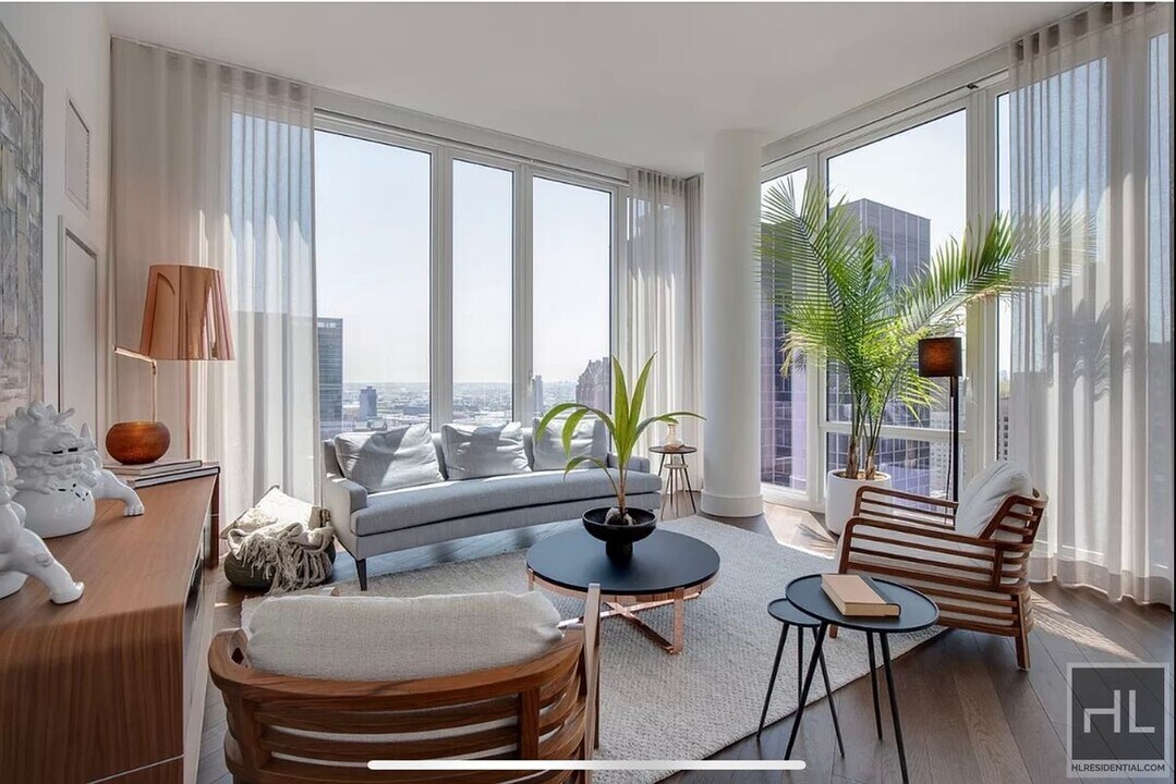 East 44th Street in New York, NY - Building Photo