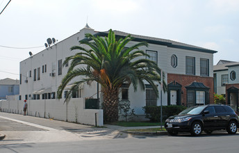 136 N Sweetzer Ave in Los Angeles, CA - Building Photo - Building Photo