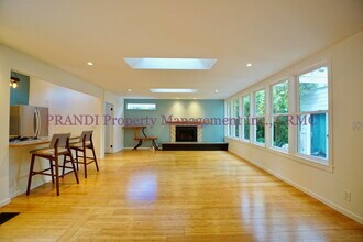 375 Cascade Dr in Fairfax, CA - Building Photo - Building Photo
