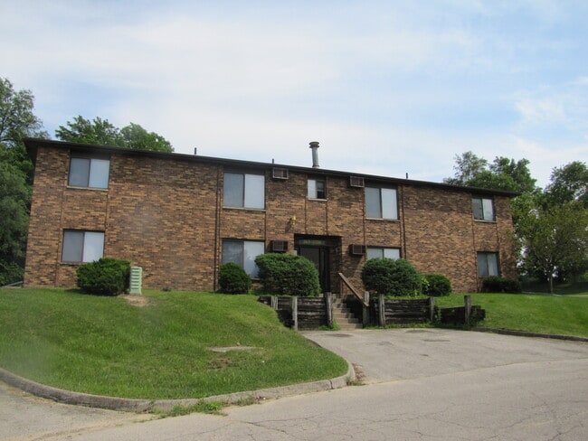 Village in Cedar Rapids, IA - Foto de edificio - Building Photo