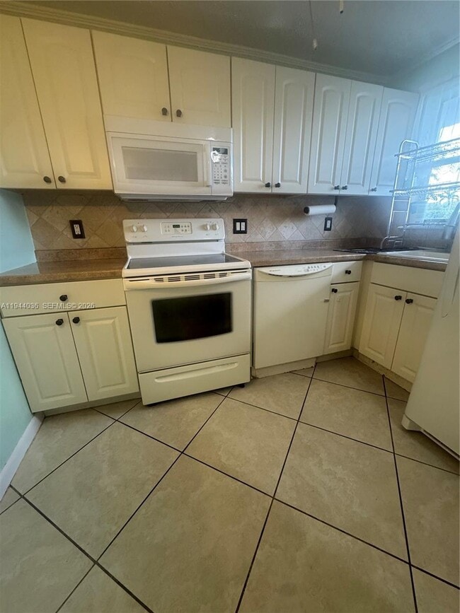 8590 Sunrise Lakes Blvd in Sunrise, FL - Foto de edificio - Building Photo