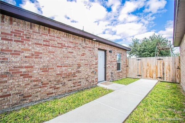 3907 Valeria St in Edinburg, TX - Building Photo - Building Photo