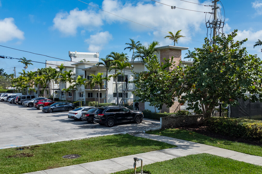 Sandpiper Villas in Miami Beach, FL - Building Photo