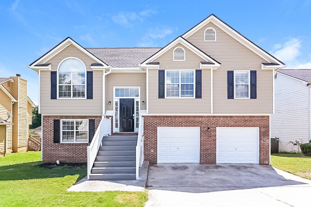 214 Stallion Trail in Riverdale, GA - Building Photo