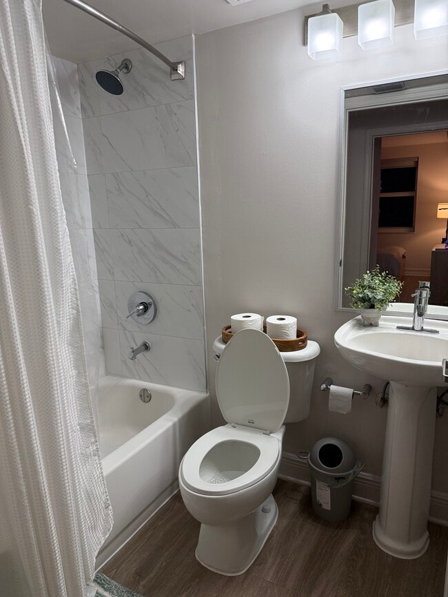 51 SW 11th St in Miami, FL - Foto de edificio - Building Photo