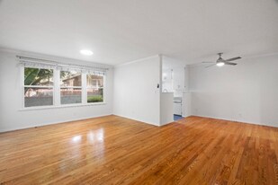 2001 Beachwood Dr in Los Angeles, CA - Building Photo