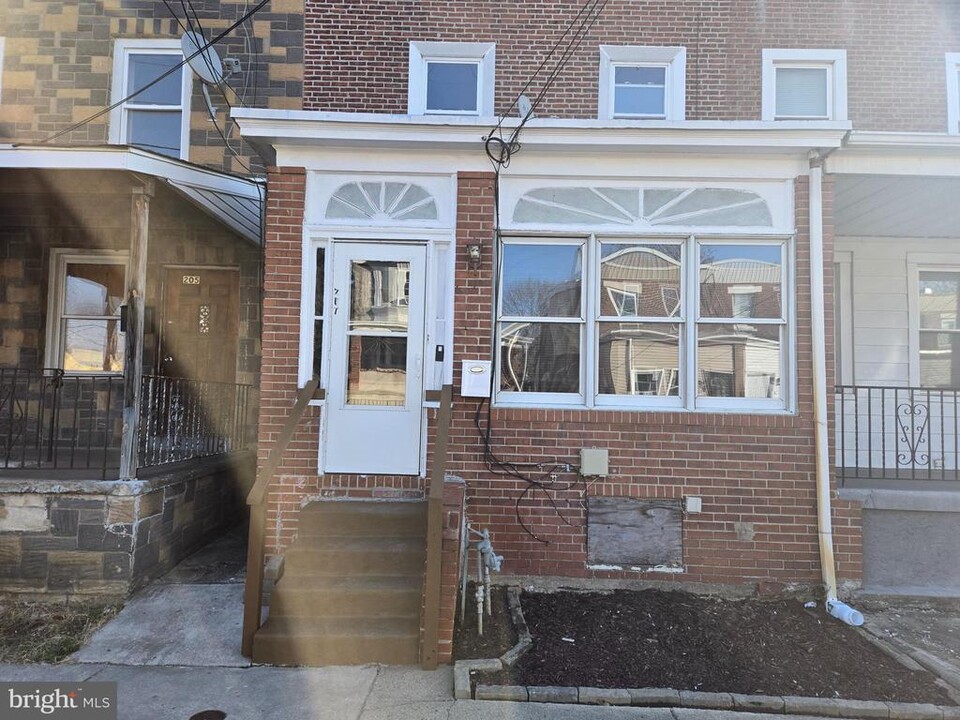 207 S 5th St in Darby, PA - Building Photo