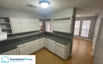 8265 Cedar Chest Dr in Memphis, TN - Building Photo - Building Photo