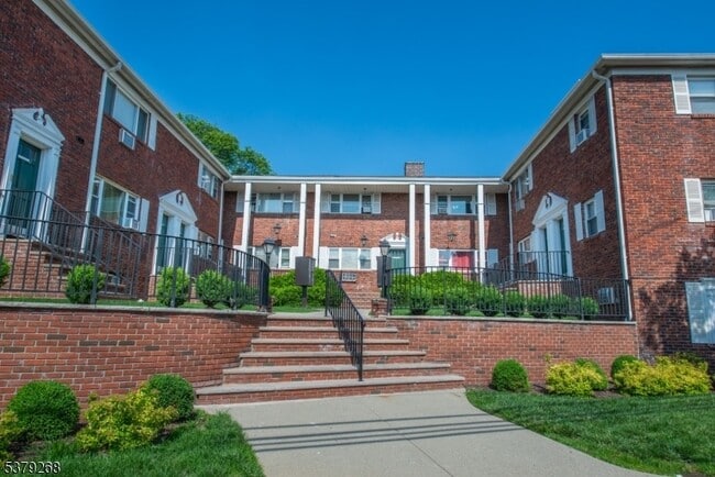 property at 101 N Beverwyck Rd