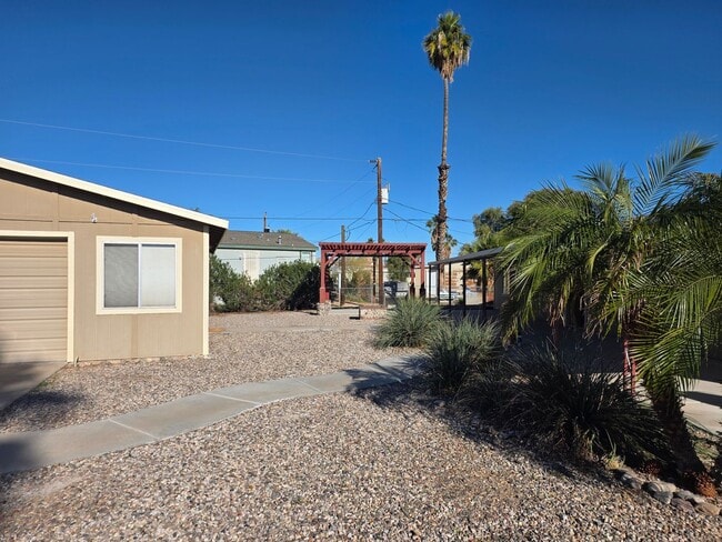 305 Santa Cruz Ave in Bullhead City, AZ - Building Photo - Building Photo