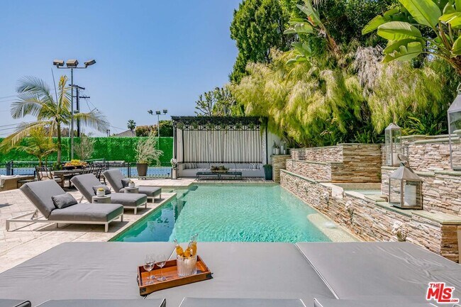 727 Alta Dr in Beverly Hills, CA - Foto de edificio - Building Photo