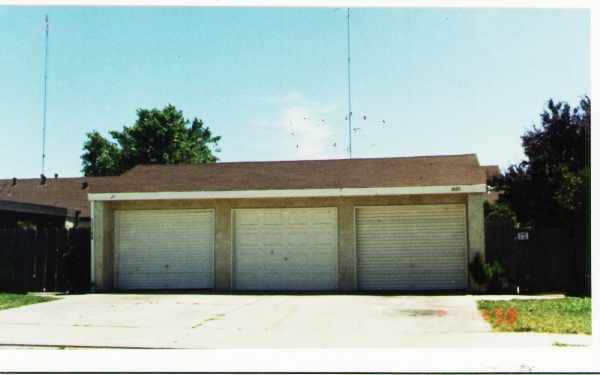 13140-13148 Welch Rd in Waterford, CA - Building Photo