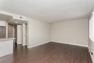 Magnolia Court Apartments in Anaheim, CA - Building Photo - Interior Photo