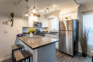 Cactus Canyon in Phoenix, AZ - Building Photo