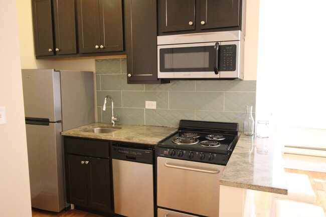 1210 W Granville Ave, Unit 301 in Chicago, IL - Building Photo - Building Photo