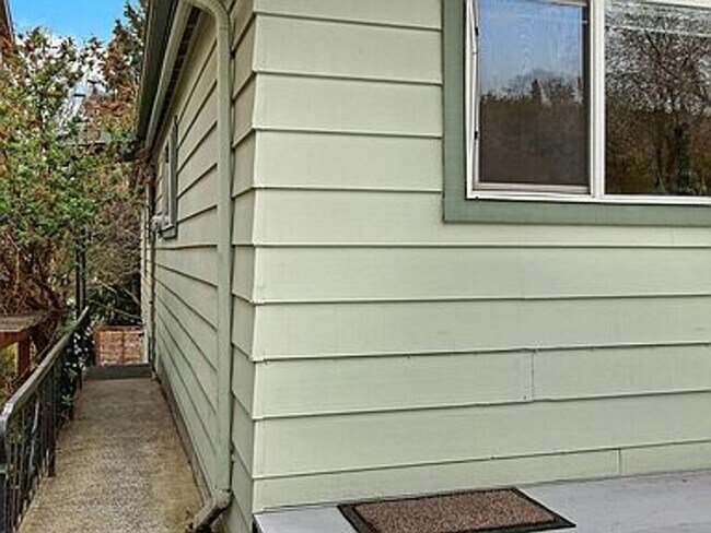 3213 21st Ave W in Seattle, WA - Foto de edificio - Building Photo