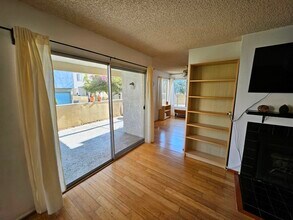 18408 Hatteras St, Unit 47 in Tarzana, CA - Building Photo - Building Photo