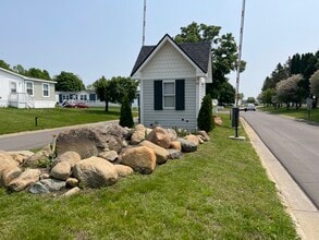 WildFlower Crossing in Albion, MI - Building Photo - Building Photo