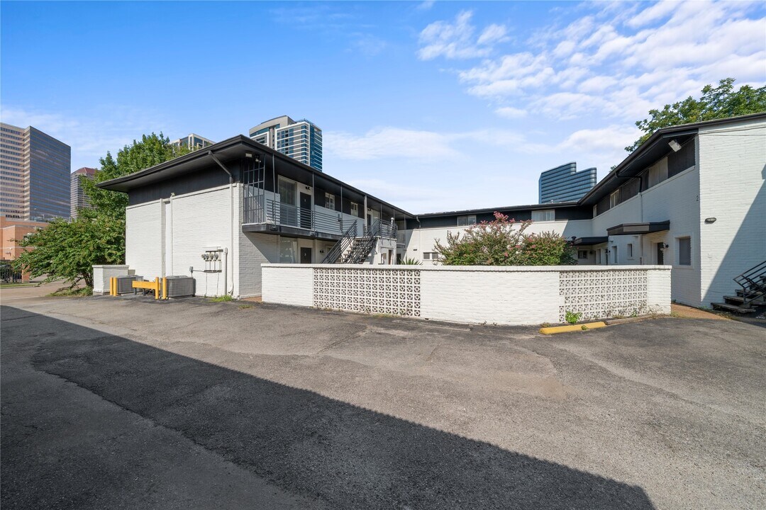 5123 Del Monte Dr in Houston, TX - Building Photo