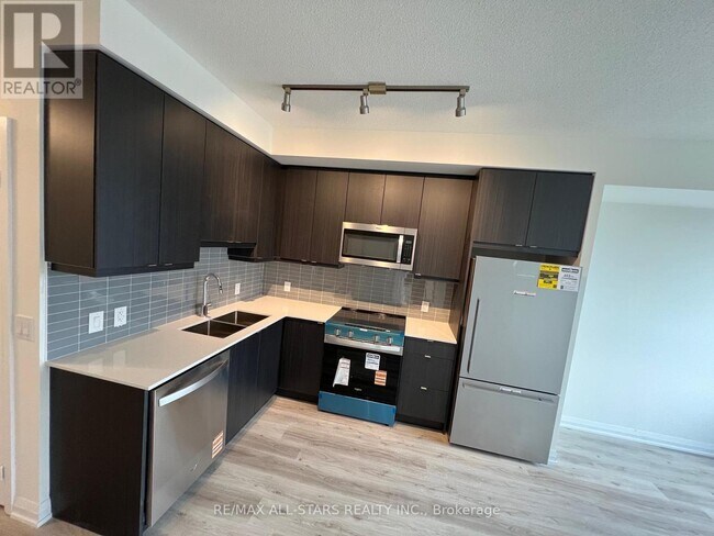 3260 Sheppard Ave E in Toronto, ON - Building Photo - Building Photo