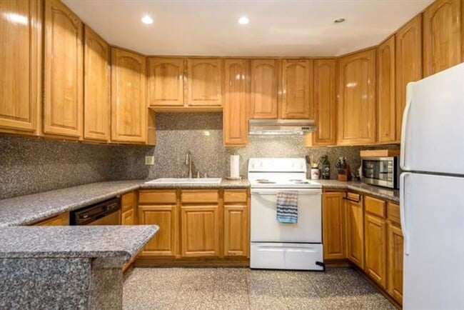 1033 Crestview Dr in Mountain View, CA - Building Photo - Building Photo