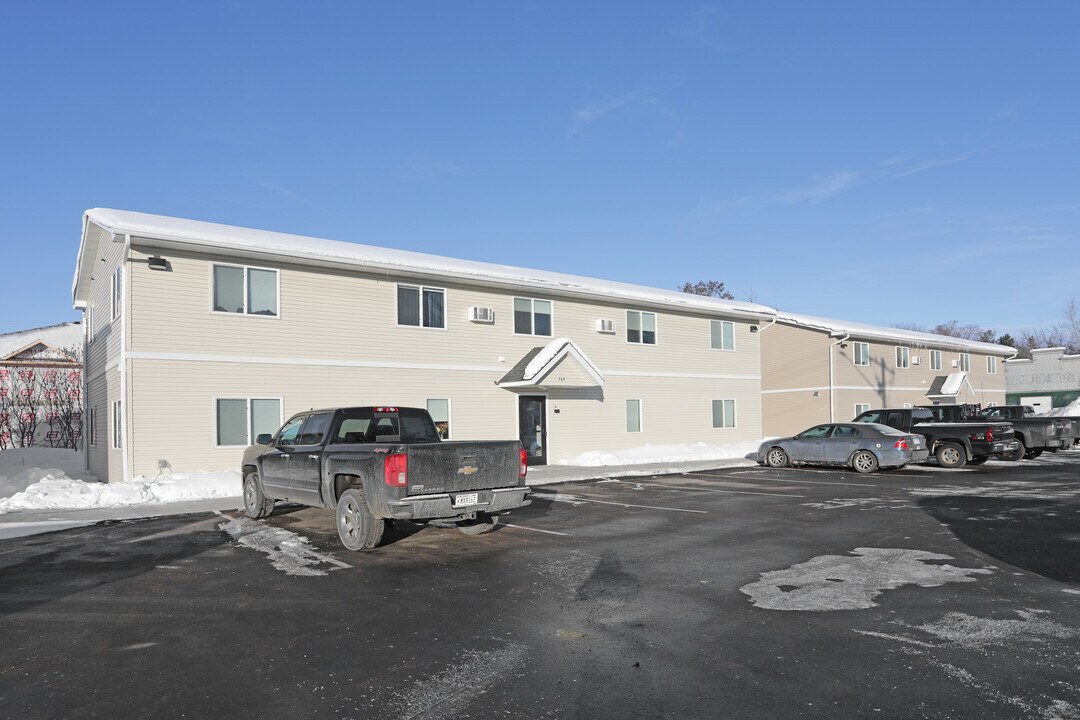 355-375 2nd St SE in Pine City, MN - Building Photo