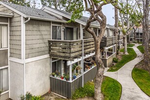 Highland Meadows in Fullerton, CA - Building Photo