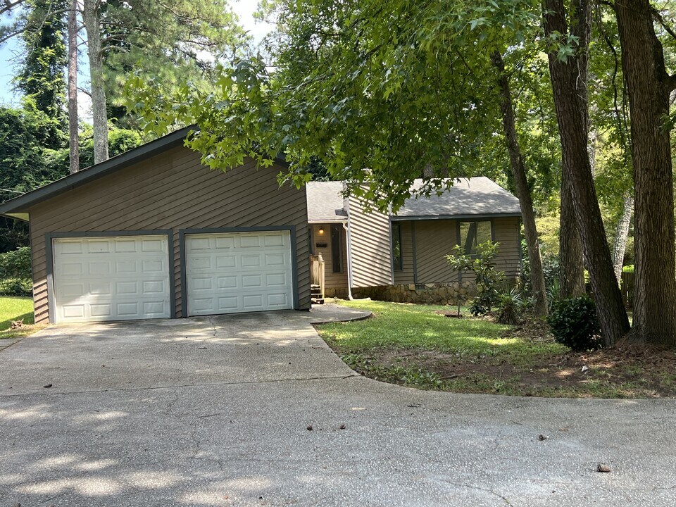 2908 N Deshong Rd in Stone Mountain, GA - Building Photo