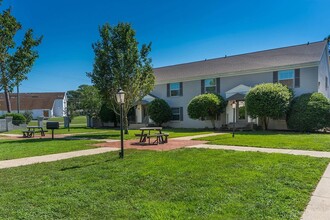 Jamestown Estates in Pensacola, FL - Foto de edificio - Building Photo