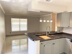 7919 Lakeshore Dr in Tampa, FL - Building Photo - Building Photo