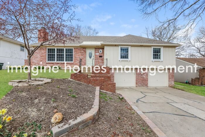 9612 W 93rd St in Overland Park, KS - Building Photo