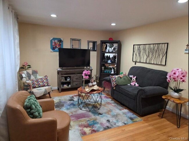 102 Applegate Dr in Central Islip, NY - Building Photo - Building Photo