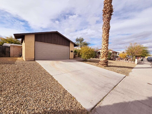 1108 Meadbrook St in Las Vegas, NV - Building Photo - Building Photo