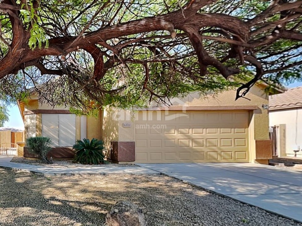 6311 W Hilton Ave in Phoenix, AZ - Building Photo