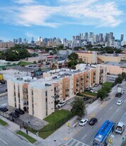 1051 SW 1st St in Miami, FL - Building Photo