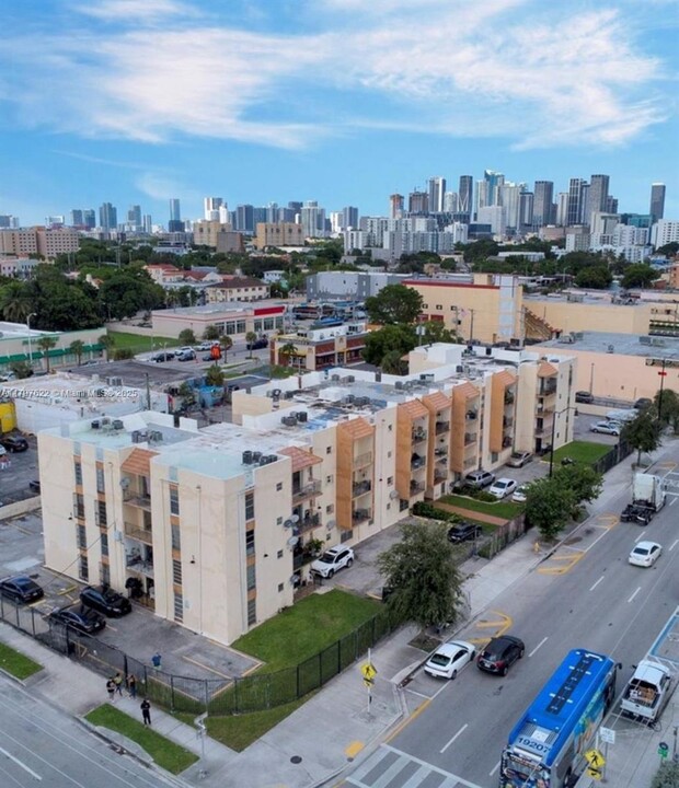 1051 SW 1st St in Miami, FL - Building Photo