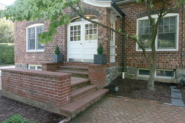 21 Forest Park Ave in Larchmont, NY - Building Photo - Building Photo